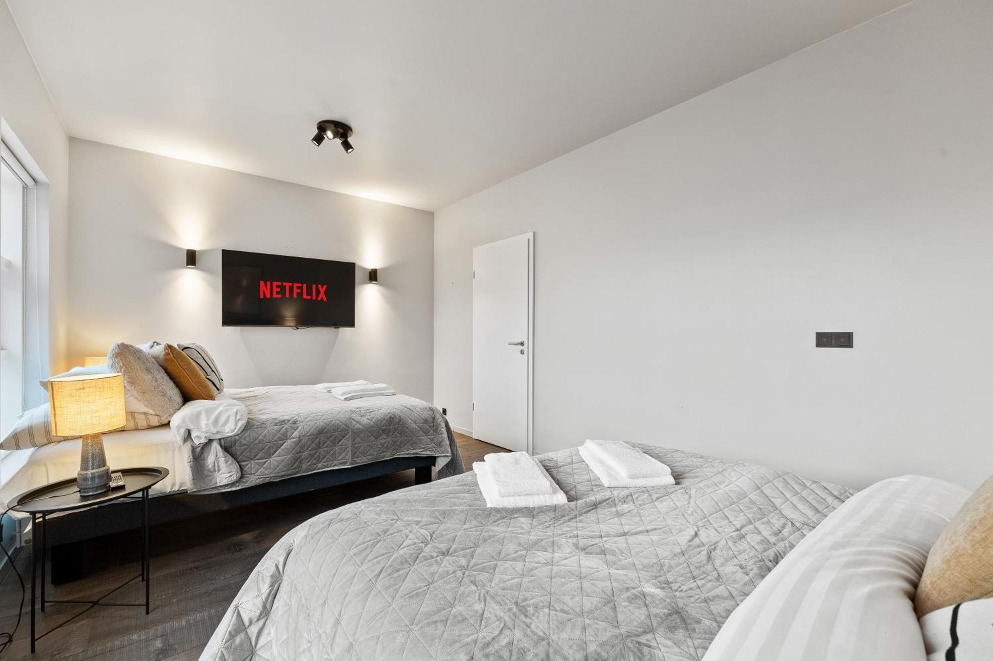 Vibrant Hafnatorg I Spacious Property With Expansive Garage Reykjavík Exterior photo