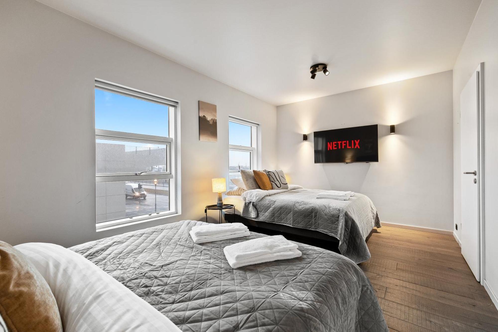 Vibrant Hafnatorg I Spacious Property With Expansive Garage Reykjavík Exterior photo
