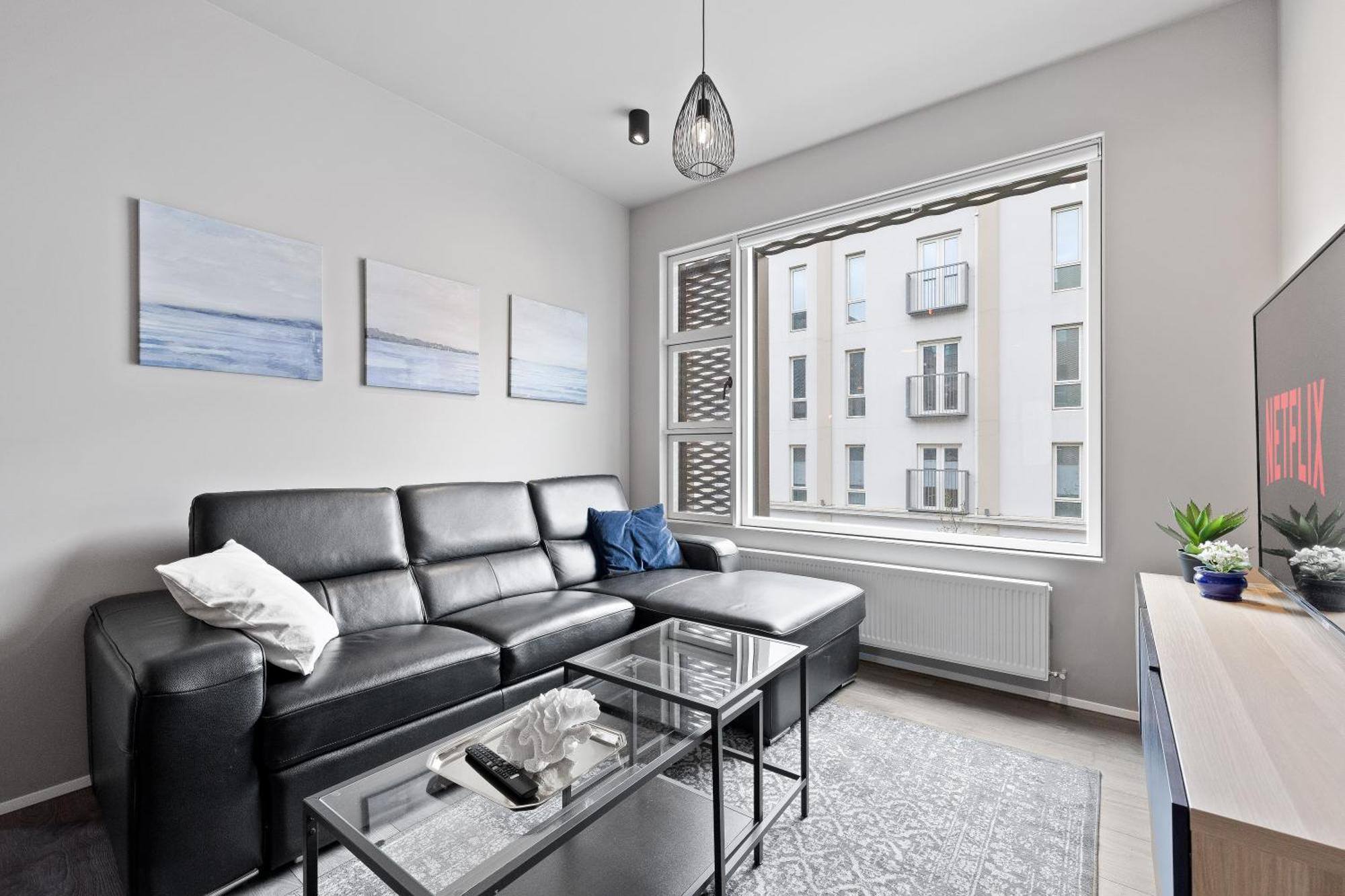 Vibrant Hafnatorg I Spacious Property With Expansive Garage Reykjavík Exterior photo