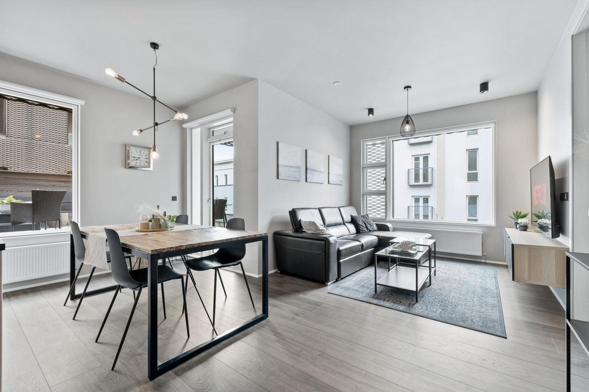Vibrant Hafnatorg I Spacious Property With Expansive Garage Reykjavík Exterior photo