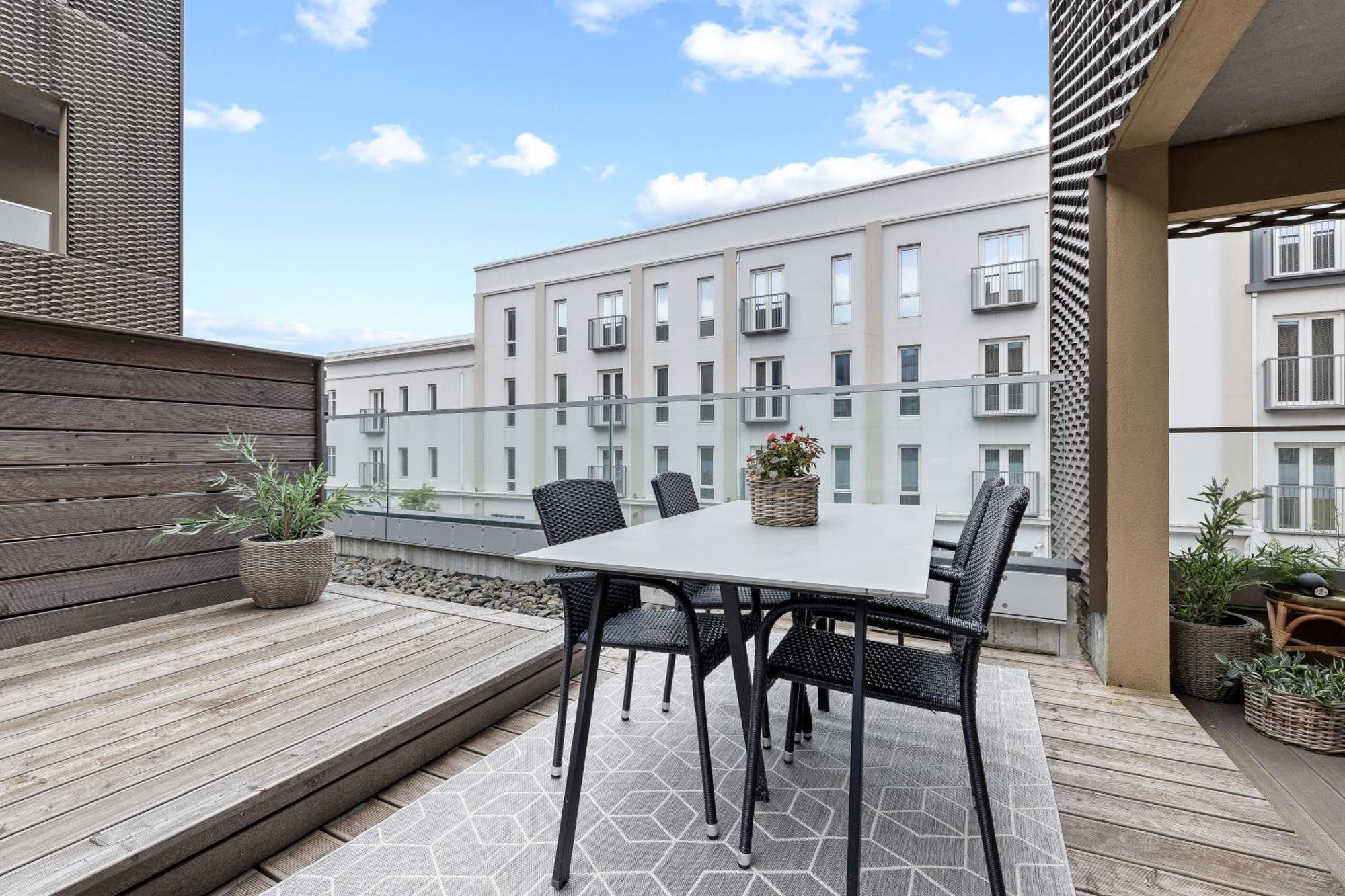 Vibrant Hafnatorg I Spacious Property With Expansive Garage Reykjavík Exterior photo