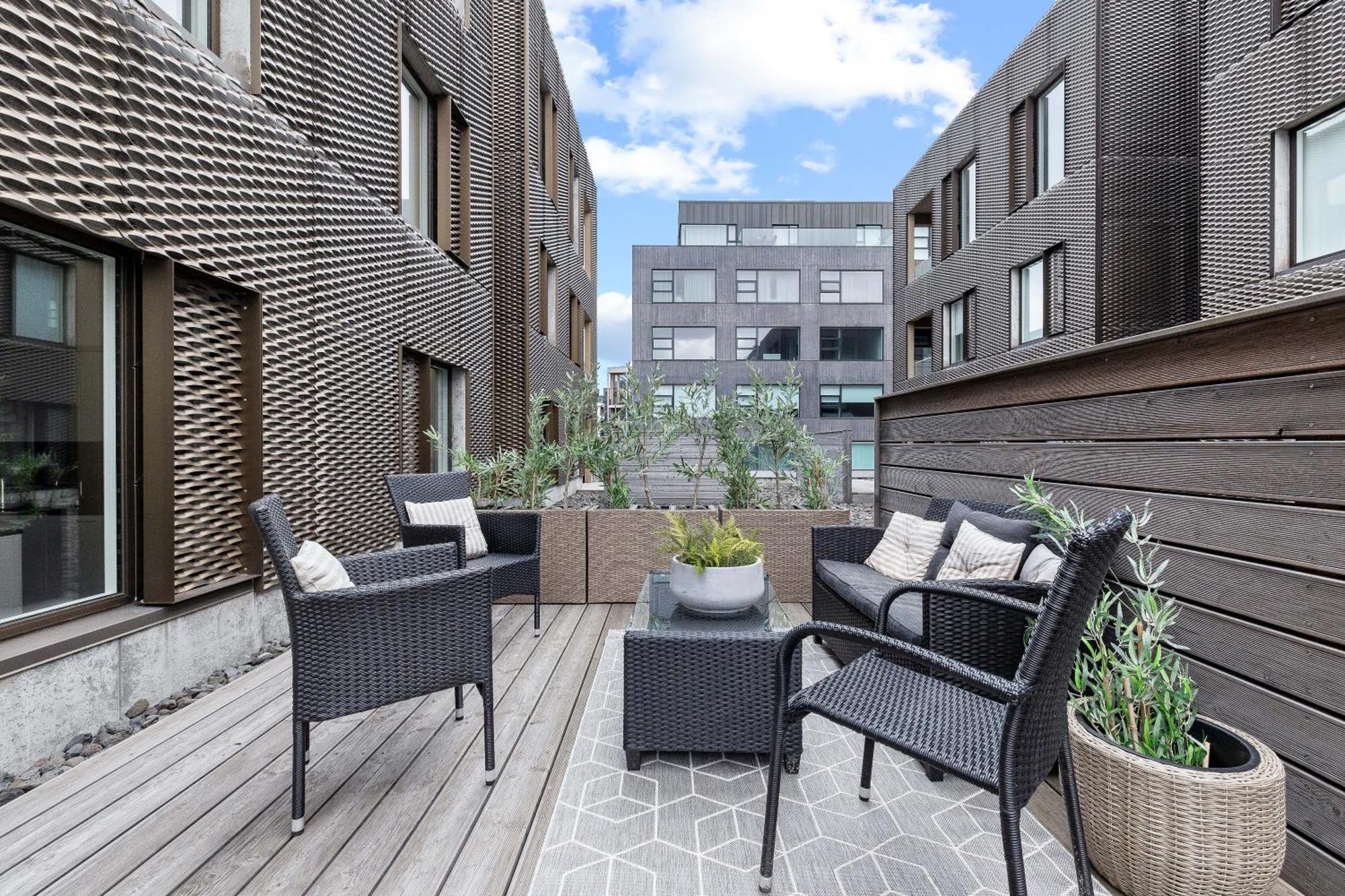 Vibrant Hafnatorg I Spacious Property With Expansive Garage Reykjavík Exterior photo