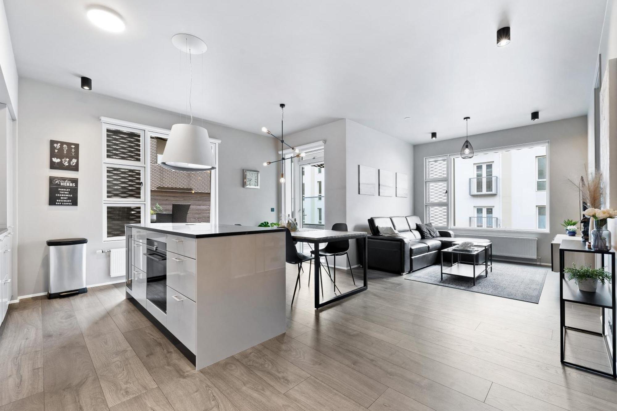 Vibrant Hafnatorg I Spacious Property With Expansive Garage Reykjavík Exterior photo