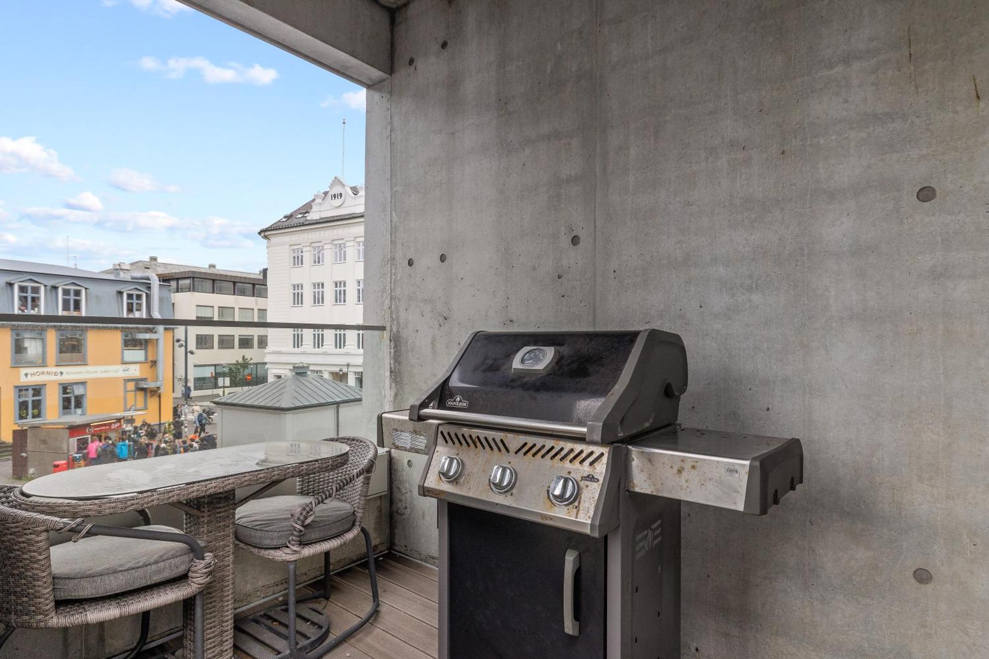 Vibrant Hafnatorg I Spacious Property With Expansive Garage Reykjavík Exterior photo