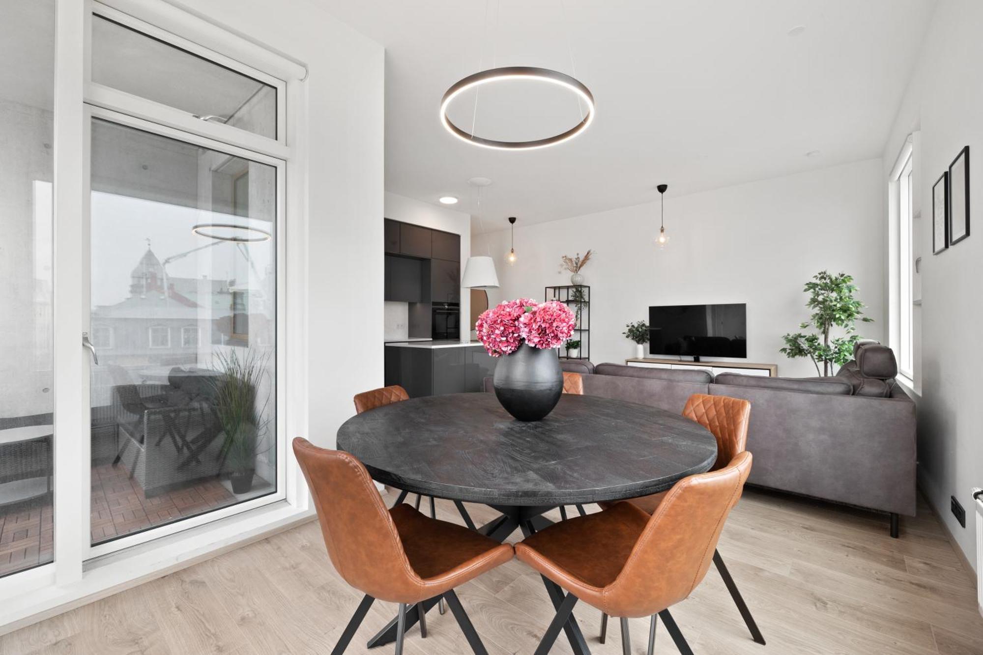 Vibrant Hafnatorg I Spacious Property With Expansive Garage Reykjavík Exterior photo